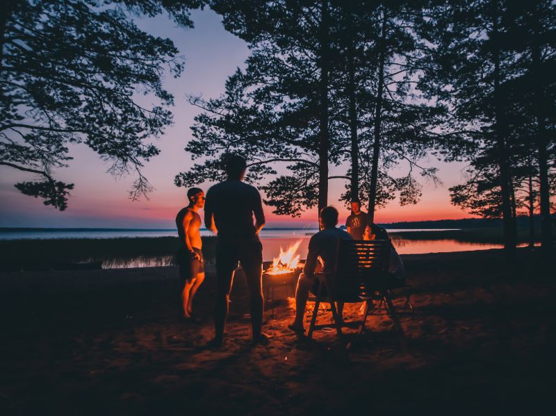 Rücken-Malerei und Stille Post am Lagerfeuer. Rücken-Malerei und Stille Post am Lagerfeuer.