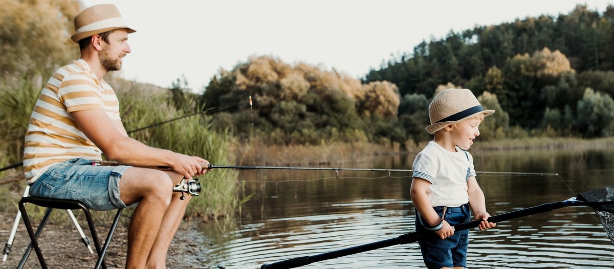 Vater und Sohn am See