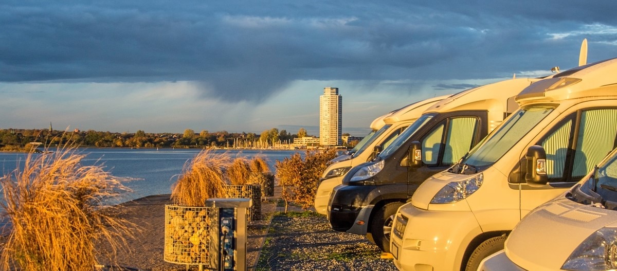 Wohnmobile am Meer