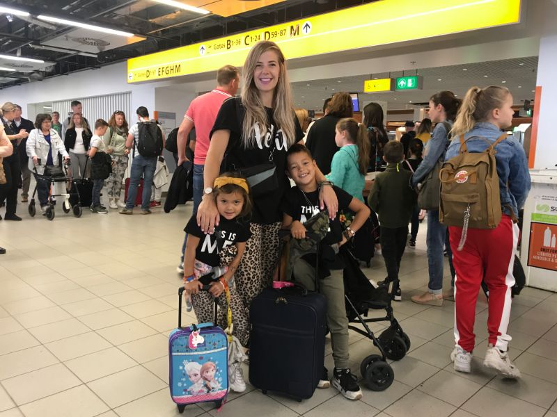 Margriet, Joah und Ella am Flughafen