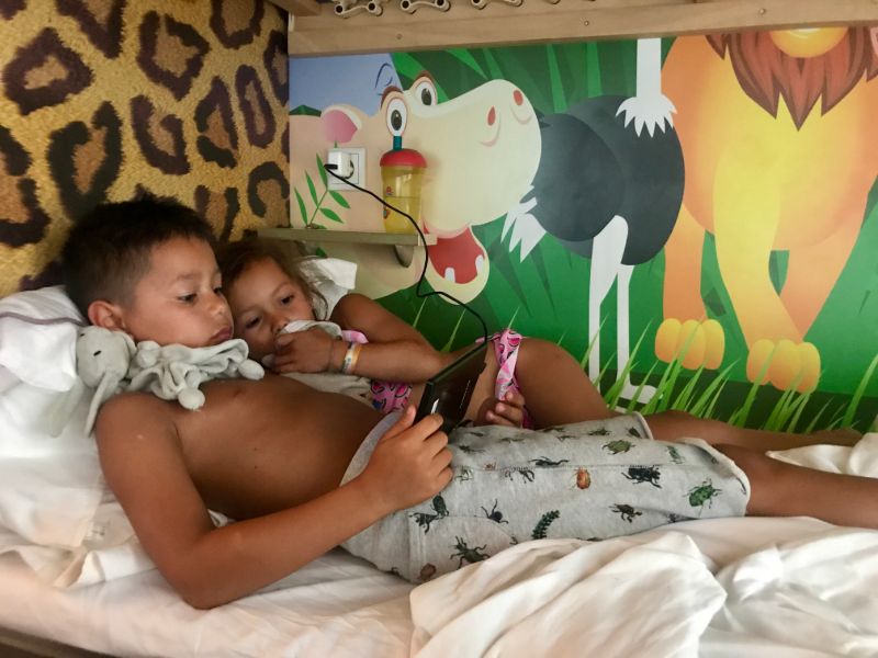 Joah und Ella im Bett