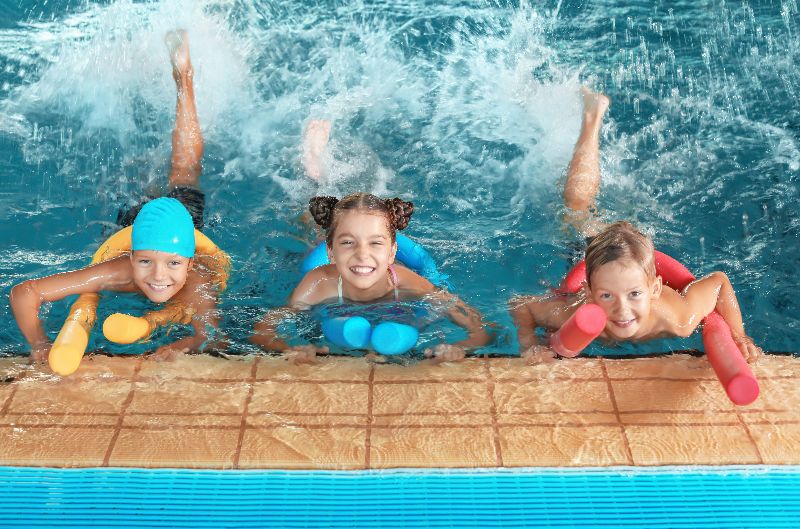 Schwimmnudeln geben Auftrieb im Wasser Schwimmnudeln geben Auftrieb im Wasser