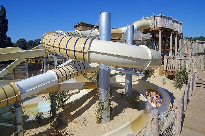 Zu zweit auf einem Schwimmreifen die Rutsche hinunterflitzen. Zu zweit auf einem Schwimmreifen die Rutsche hinunterflitzen.