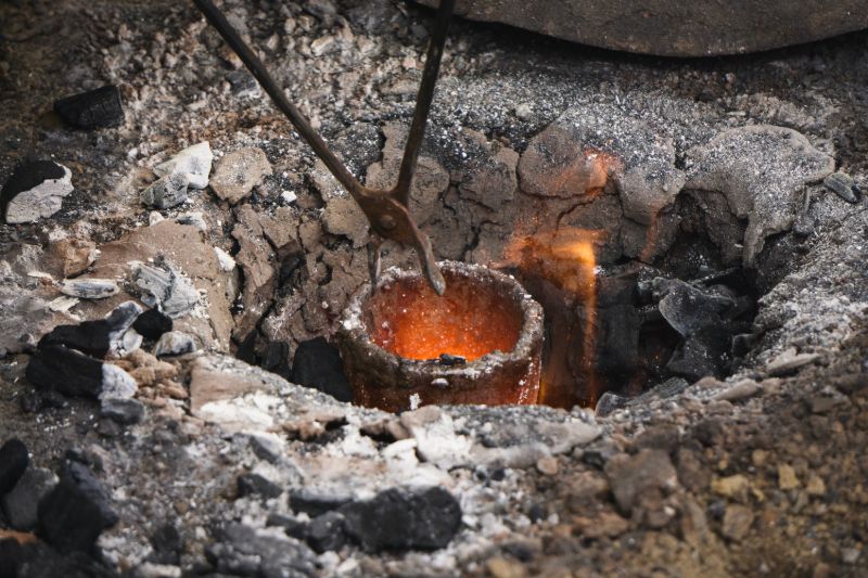 Flüssigbronze wird auf 1200°C erhitzt, um u.a. Schmuck herzustellen.