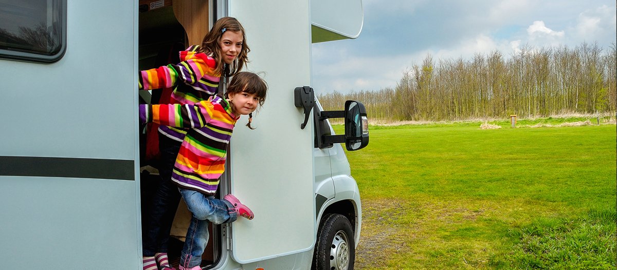 urlaubsfahrt-mit-dem-wohnmobil-stau-kinder-denkspiele