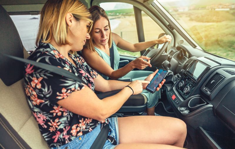 Zur Navigation hilft eine GPS-App oder ein Navigationsgerät mit speziellen Wohnmobil-Funktionen, und für Fahrten zu Campingplätzen ist die <a href="https://webshop.acsi.eu/de/acsi-apps/" target="_blank" rel="noopener">ACSI Camping Europa-App</a> hilfreich.