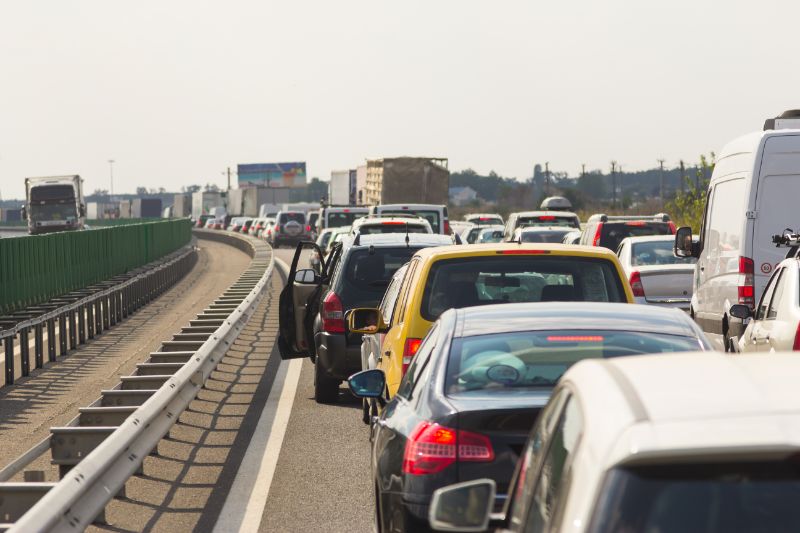 Die wichtigsten Punkte, um Staus zu verhindern: vorausschauendes Fahren, das Reißverschlussprinzip und Alternativrouten.