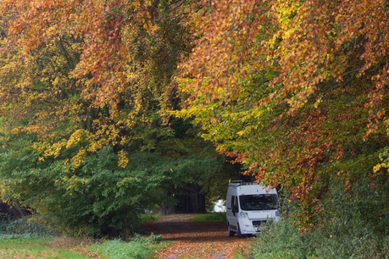 Informiert euch vor der Urlaubsfahrt mit dem Wohnmobil über die Regeln fürs Parken.