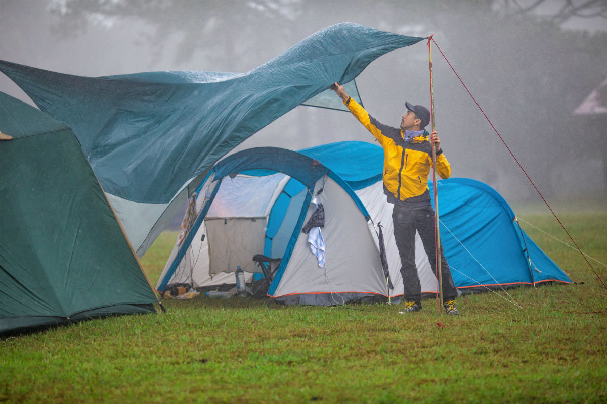 Zelt im Regen aufstellen