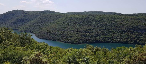 Der Limfjord gehört zu den schönsten Sehenswürdigkeiten Istriens