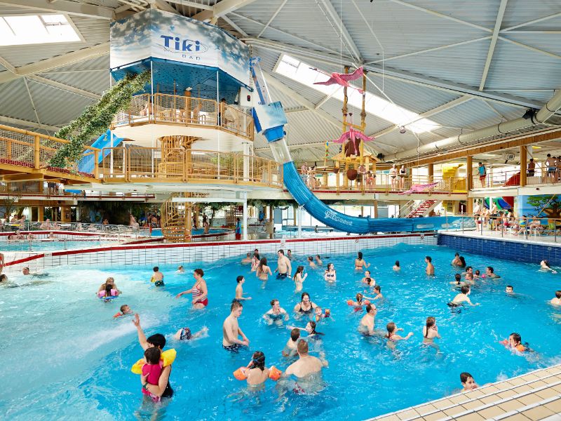 Das Tikibad auf dem Campingplatz Duinrell ist der größte Wasserpark im Benelux.