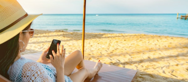 Smartphone op het strand