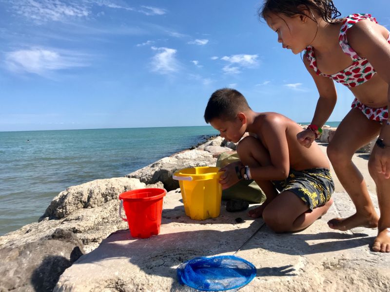 Joah und Ella am Strand