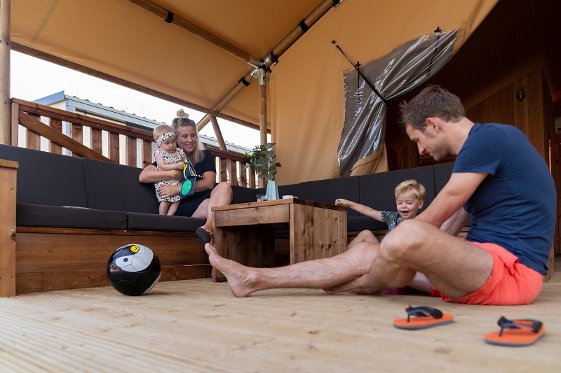 Gemütliches Zelten in einem Lodgezelt.