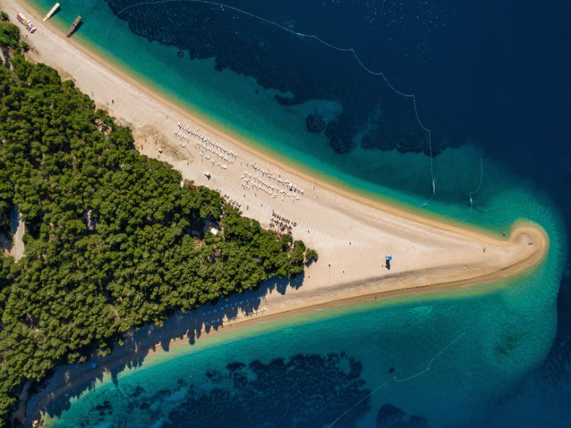 Luftaufnahme des Strandes Zlatni Rat