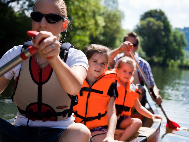 Wassersportarten für Kinder: Kanu und Kajak fahren