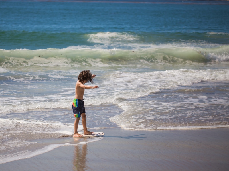 Skimboarden, so ist euer Kind den ganzen Tag beschäftigt.