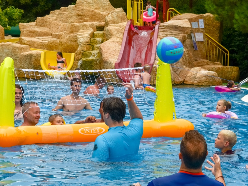 Volleyball im Pool, ein Spaß für Alt und Jung.