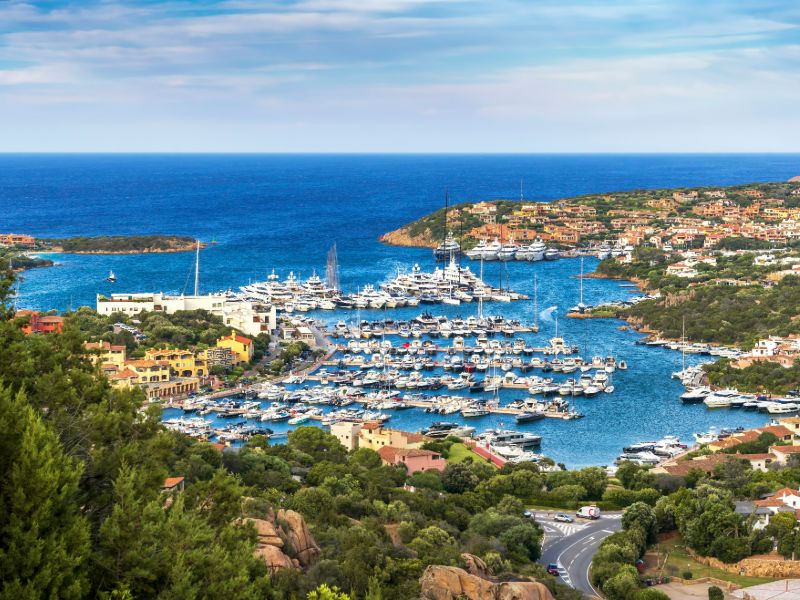 Jachthafen Porto Cervo, mit zahlreichen Jachten im blauen Wasser.