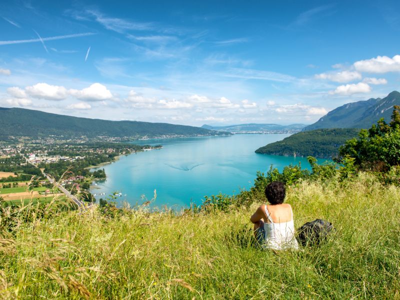 Picknicken in de Alpen geeft een heerlijk ontspannen gevoel. Blijf je een beetje in de buurt van het meer, dan kan dit je uitzicht zijn!