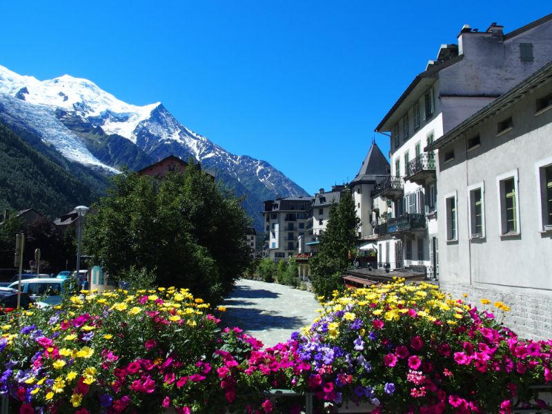 De Mont Blanc is de machtigste bergreus van Europa. Vanaf het plaatsje Chamonix-Mont-Blanc kun je met de kabelbaan of een treintje omhoog gaan.