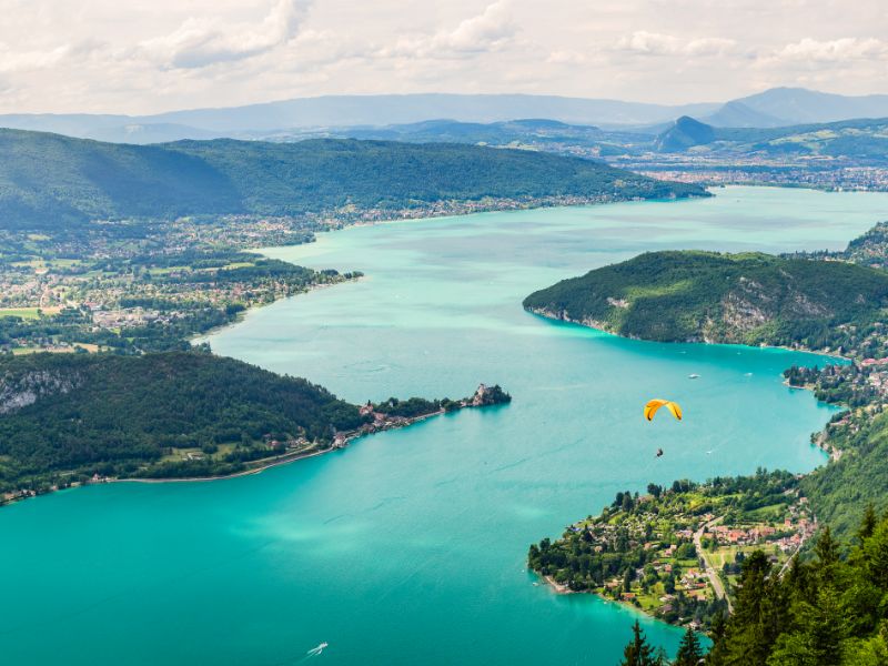 Het Meer van Annecy is ook een ideale plek voor enkele gedurfde sporten. Zo is Doussard een bekend vertrekpunt voor paragliders.