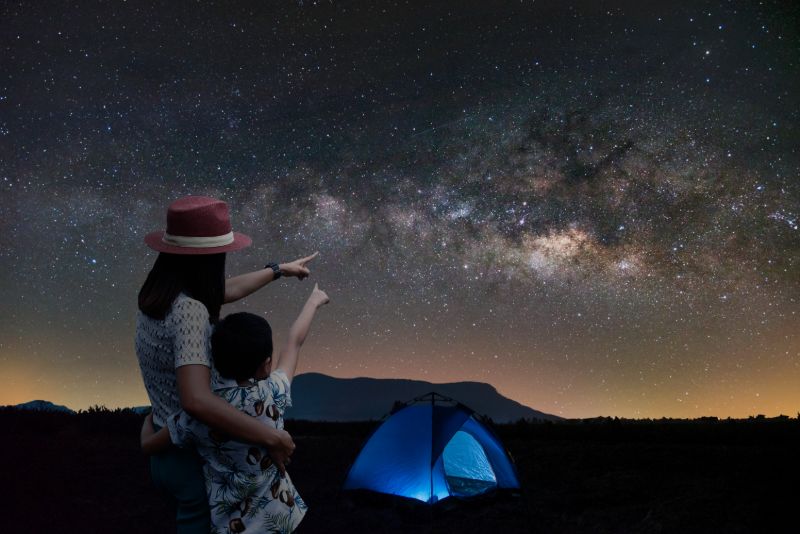 Familienerlebnisse beim Campen: Sterne beobachten
