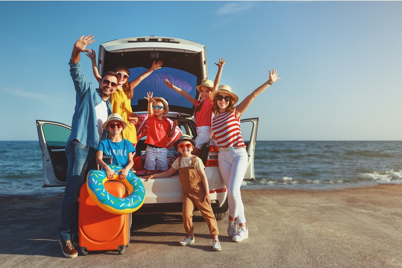 Großfamilie im Auto