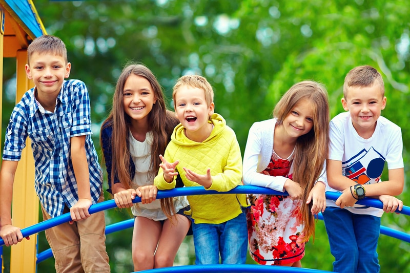 Fünf Kinder auf dem Spielplatz