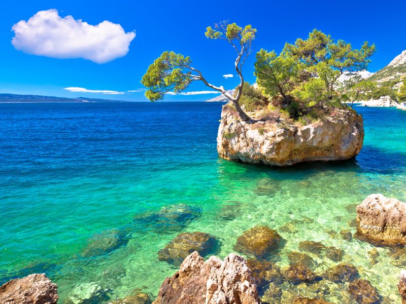 Punta Rata- Felsformation im glasklaren Wasser vor der Küste Kroatiens