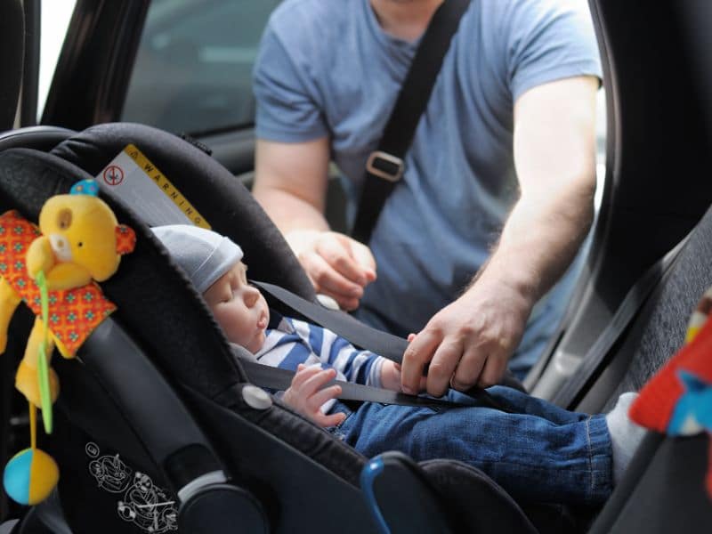 Baby schläft im Auto