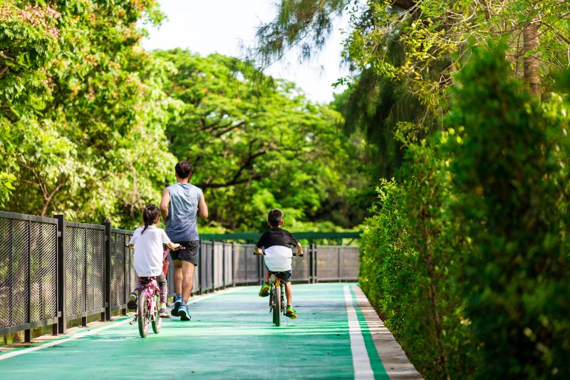 Aktivurlaub mit Kindern Vater joggt