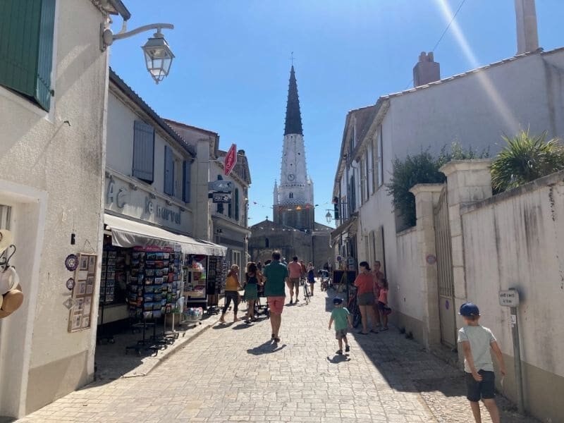 Een gezellig straatje in Plus Beaux Village Ars-en-Ré.