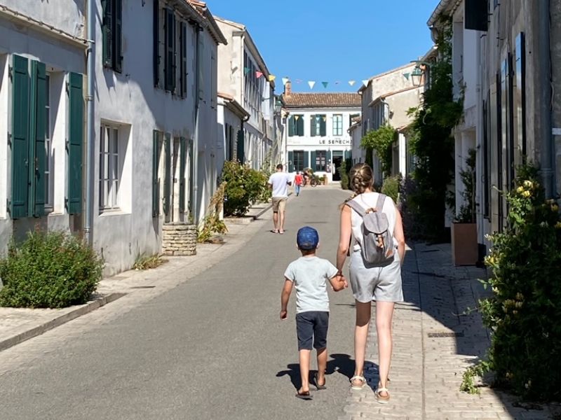 Balade en famille dans les ruelles d’Ars-en-Ré.