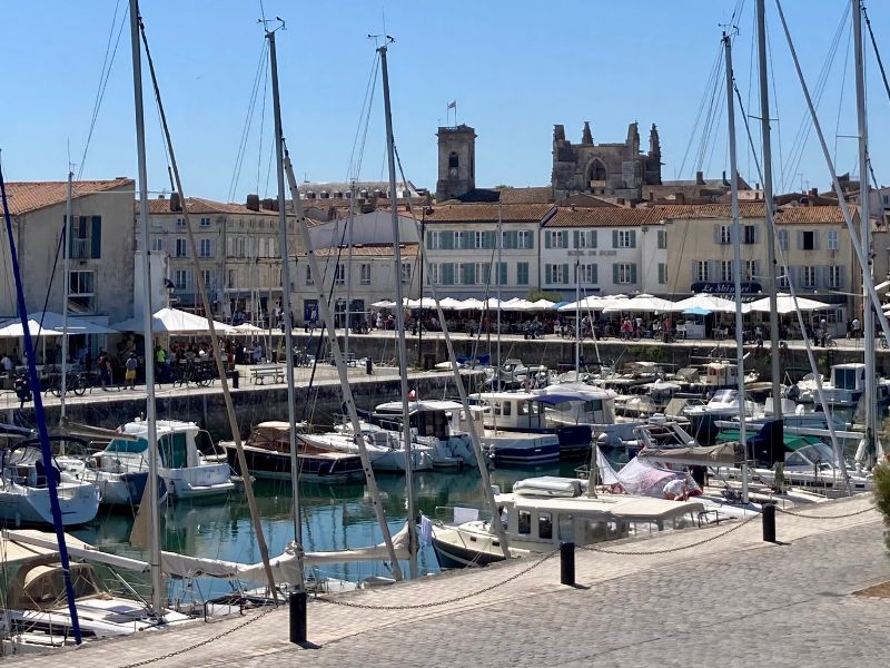 Le port de Saint-Martin-de-Ré et la cathédrale en arrière-plan