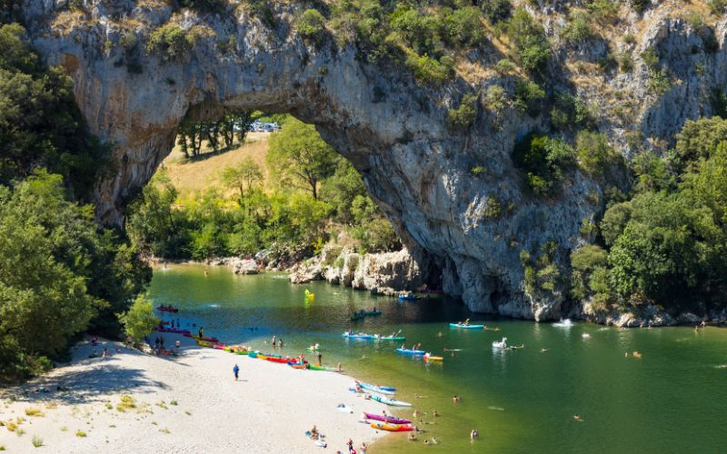 Beim Camping in der Ardèche darf eine Kanufahrt auf dem Fluss nicht fehlen.