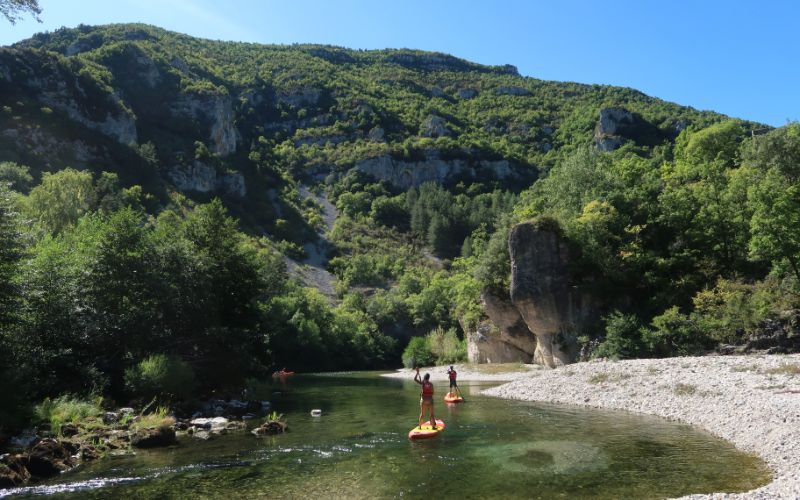 Die Cevennen sind ein ideales Ziel für einen aktiven Urlaub: Standup-Paddeln in den Gorges du Tarn