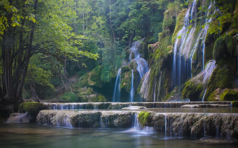 Im Jura-Gebirge liegt dieser romantische Wasserfall, die Cascade des Tufs.