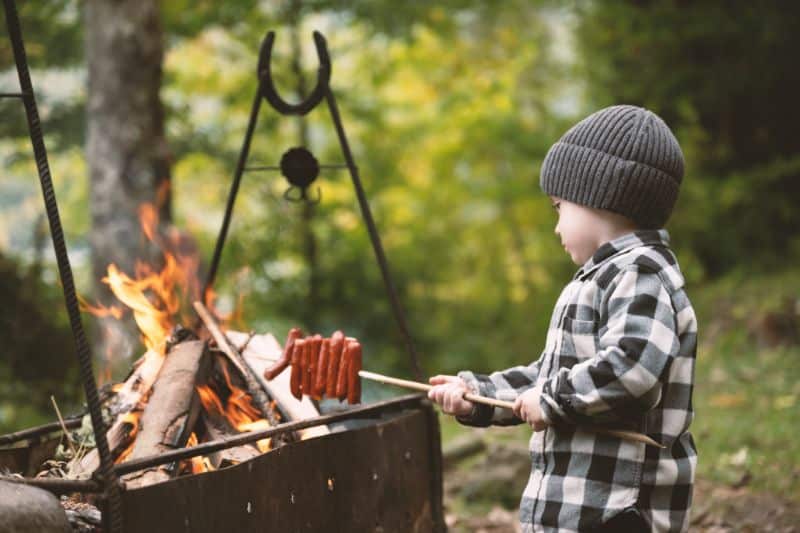 Auch Kinder haben Spaß in der Campingküche