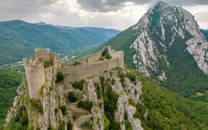 In den idyllischen Pyrenäen findet ihr auch alte Schlösser wie die Burg Puilaurens.