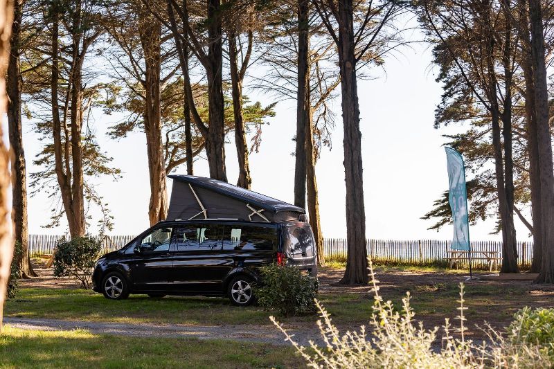 Campervan auf Stellplatz in Frankreich direkt am Meer