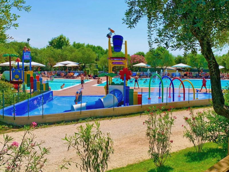 Der Campeggio della Colombaia bietet seinen Gästen zum Abkühlen eine tolle Poolanlage mit Spraypark.