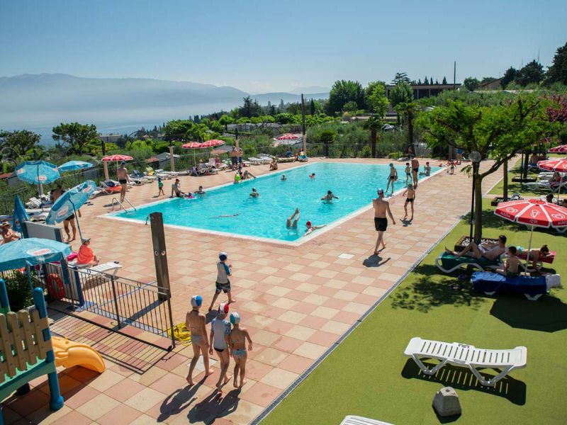 Vom Privatstrand in den Gardasee eintauchen oder im Pool planschen: Camping Eden bietet jede Menge Wasserspaß!