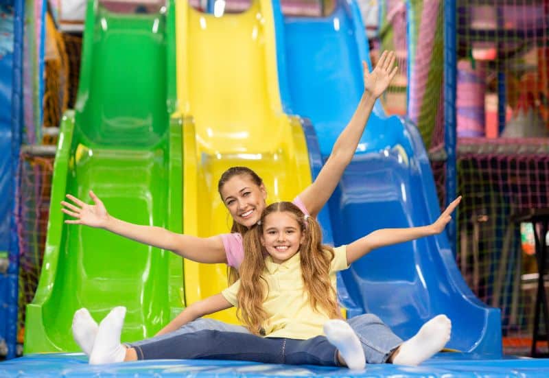 Am schönsten ist es, wenn Eltern den Indoor-Spielplatz gemeinsam mit ihren Kindern erkunden.