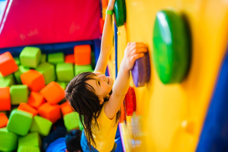 Auf dem Indoor-Spielplatz geht es für die Kleinen auch mal hoch hinaus.