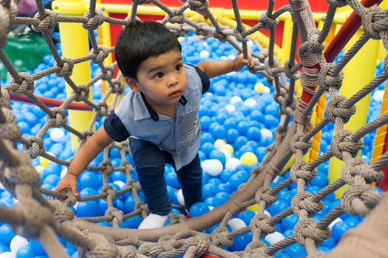 Kinder lieben es, den Indoor-Spielplatz spielerisch zu erkunden.