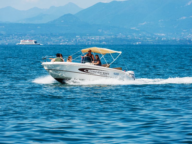 Ein Boot mieten am Gardasee: eine tolle Urlaubsaktivität!