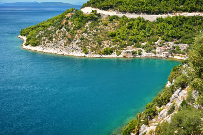 Das türkisblaue Wasser ist auf der Jadranska Magistrala, der Küstenstraße Kroatiens, nie weit weg.