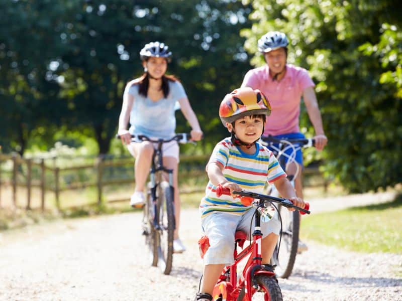 Familie unterwegs mit Fahrrädern