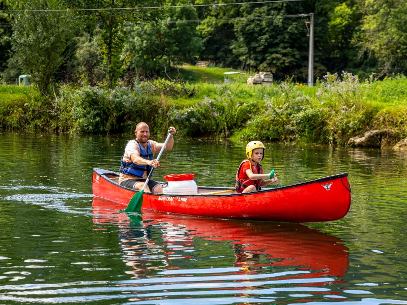 Vater und Sohn im Kanu auf einem Fluss